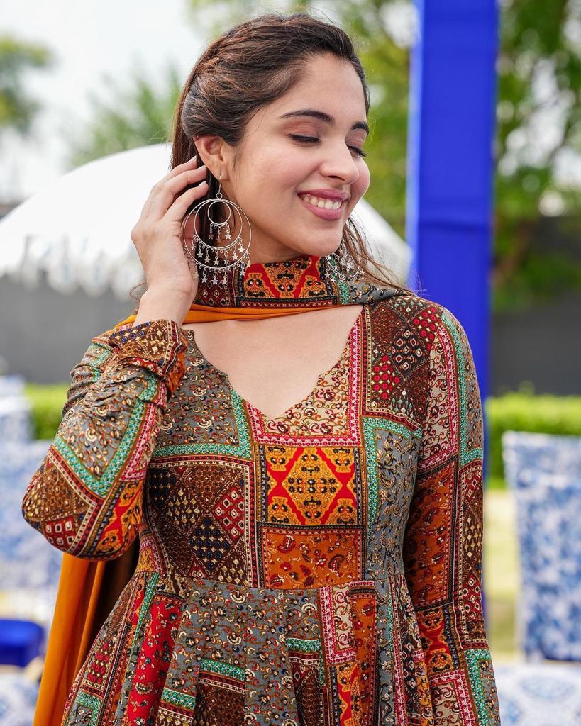 launching New 💃🏻 Multipal Colorfull 😘😘Maxy gown with dupatta 👠*