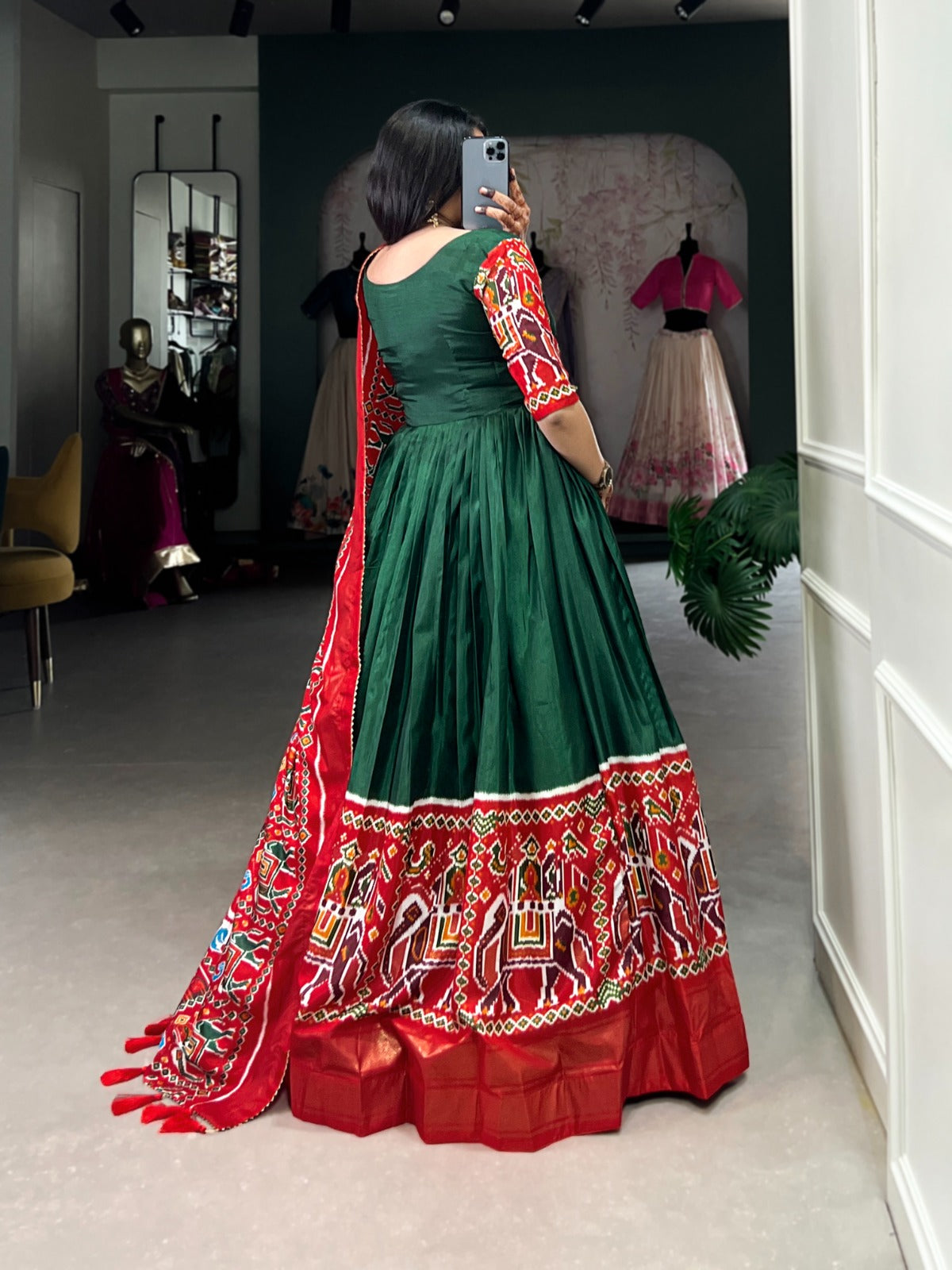 Flaunt your style in our stunning range of traditional gown🍁.