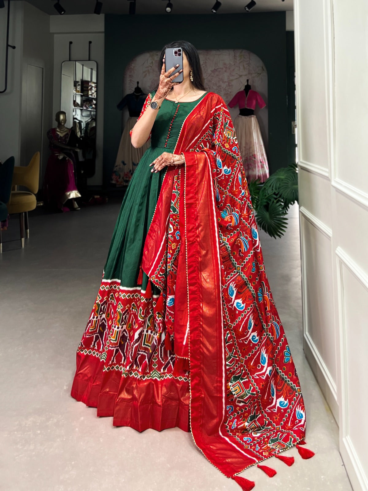 Flaunt your style in our stunning range of traditional gown🍁.
