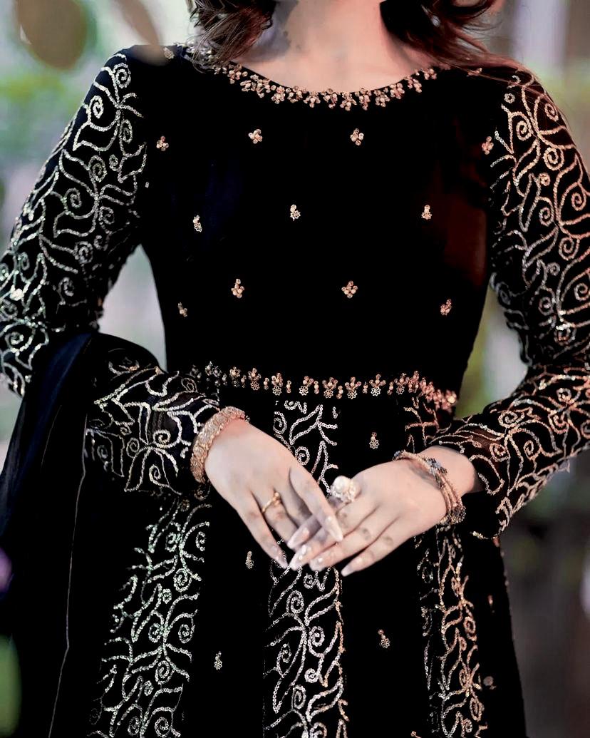 *❤️💐 PRESENTING NEW DESIGNER 2 PIS GOWN IN GOOD QUALITY GEORGETTE FABRIC & WITH BEAUTIFUL SEQUINS EMBROIDERY WORK💐❤️*