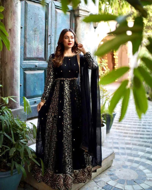 *❤️💐 PRESENTING NEW DESIGNER 2 PIS GOWN IN GOOD QUALITY GEORGETTE FABRIC & WITH BEAUTIFUL SEQUINS EMBROIDERY WORK💐❤️*