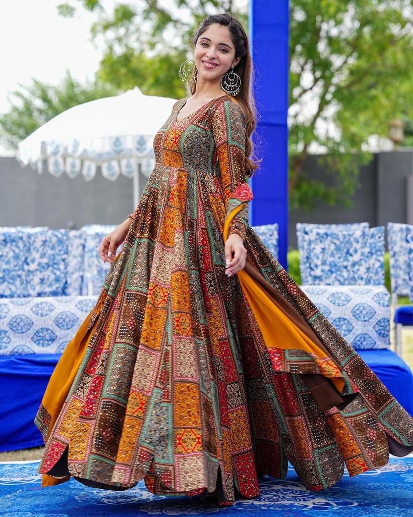 launching New 💃🏻 Multipal Colorfull 😘😘Maxy gown with dupatta 👠*