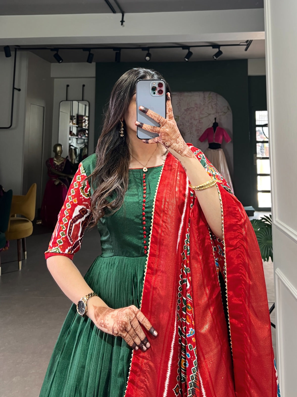 Flaunt your style in our stunning range of traditional gown🍁.